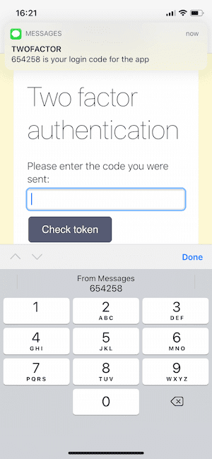 Eine in iOS Safari angezeigte Webseite, auf der eine Aufforderung zur Zwei-Faktor-Authentisierung angezeigt wird. Es gibt auch eine Benachrichtigung mit einem Zwei-Faktor-Authentisierungscode und die Tastatur schlägt das automatische Ausfüllen vor.