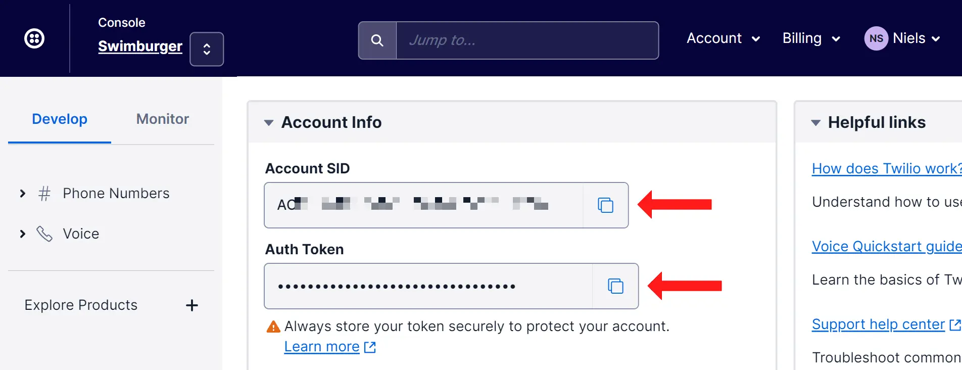 Le tableau de bord du compte Twilio avec le SID du compte et le token d'authentification est indiqué par des flèches.